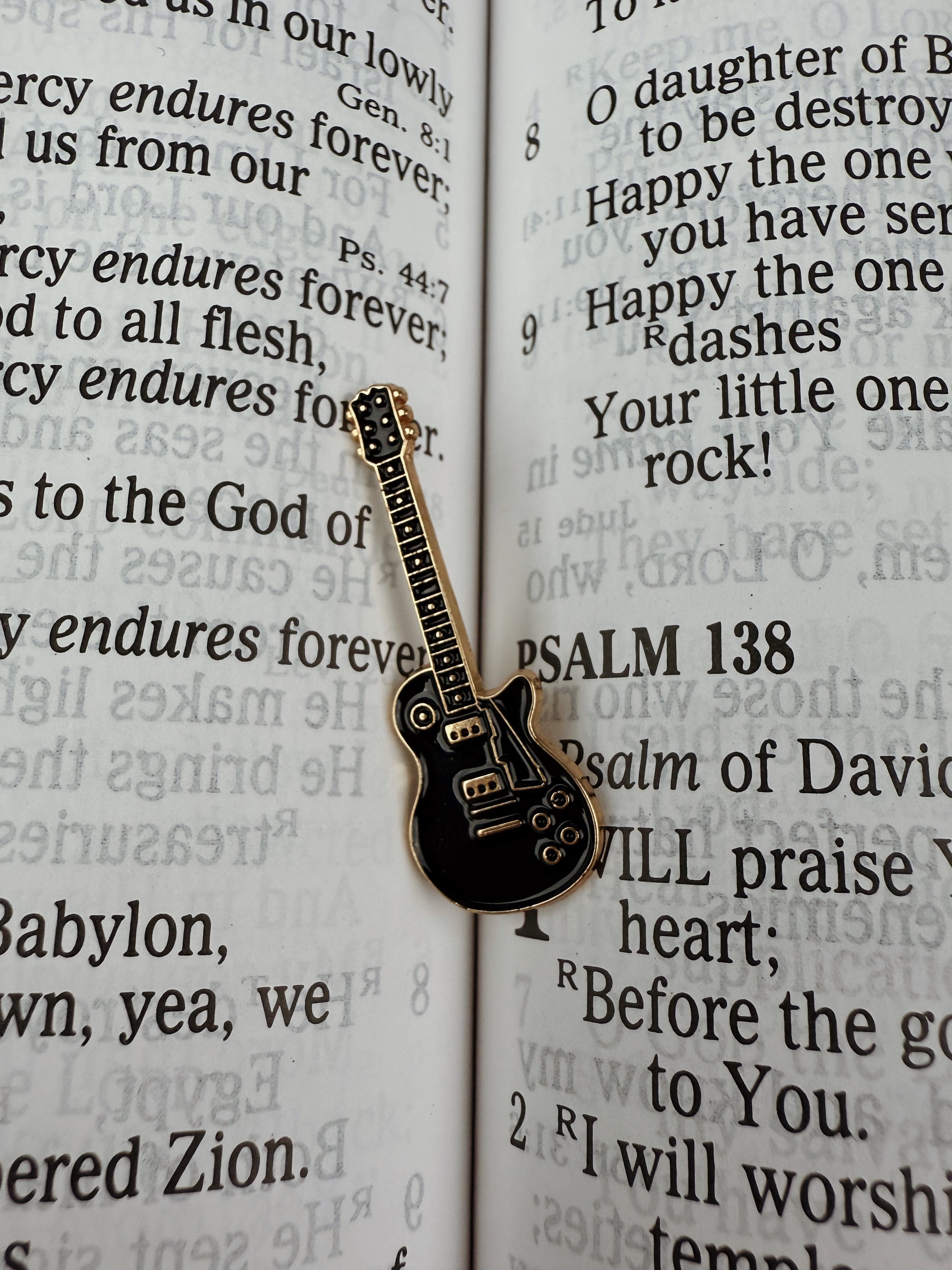 Guitar Hat Pin Black